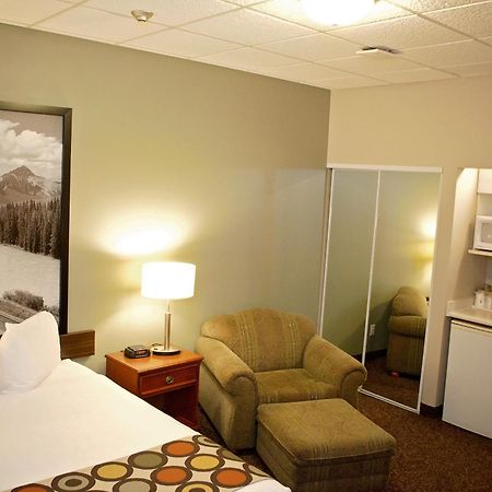 Hotel Super 8 By Wyndham Cochrane Esterno foto