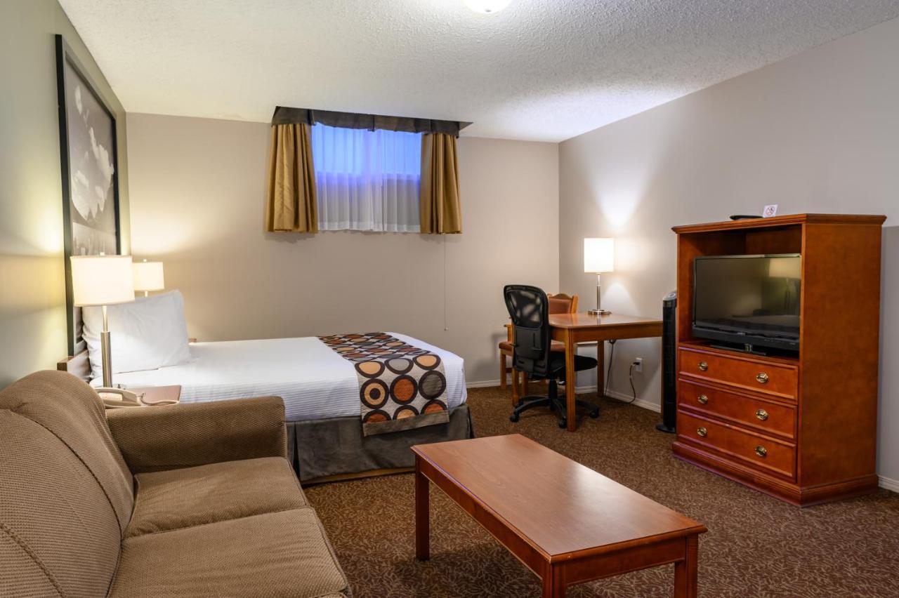 Hotel Super 8 By Wyndham Cochrane Esterno foto