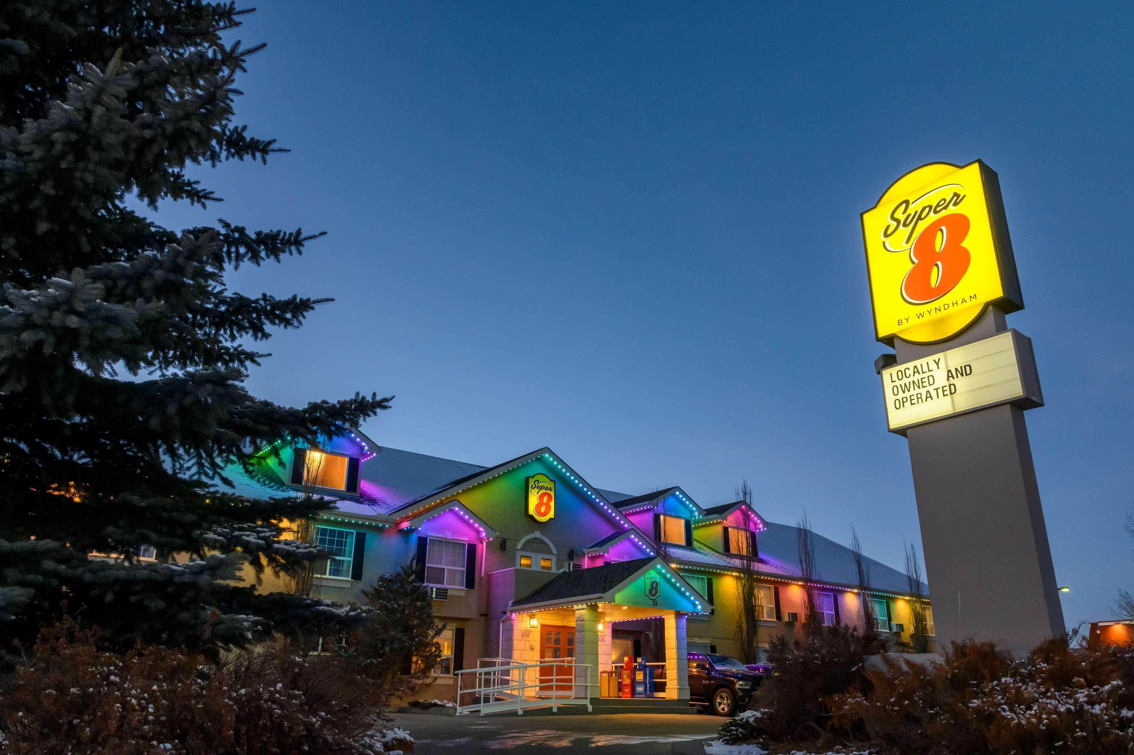 Hotel Super 8 By Wyndham Cochrane Esterno foto