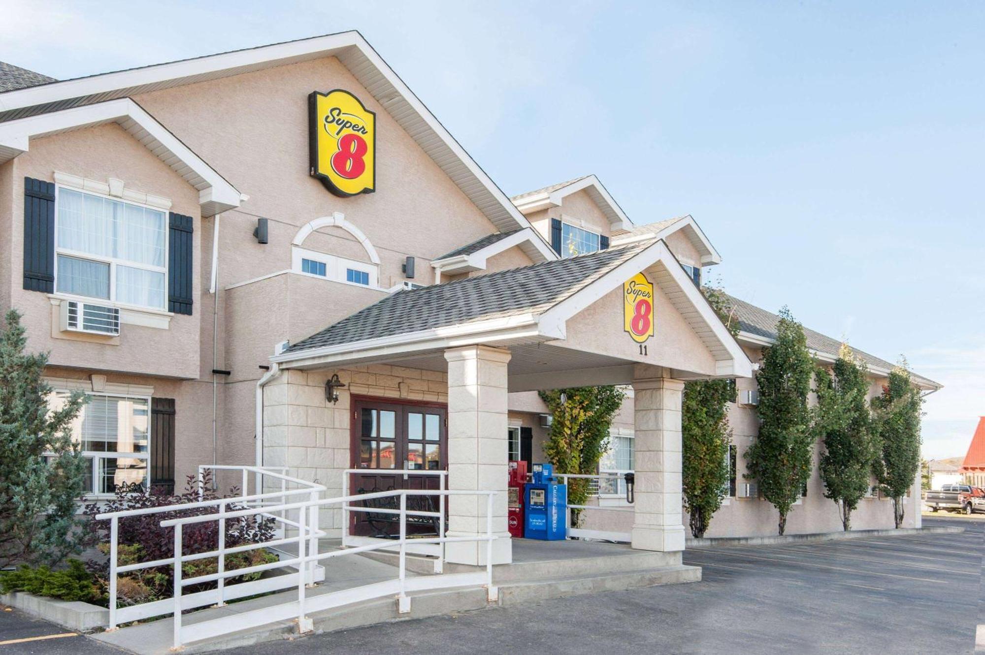 Hotel Super 8 By Wyndham Cochrane Esterno foto