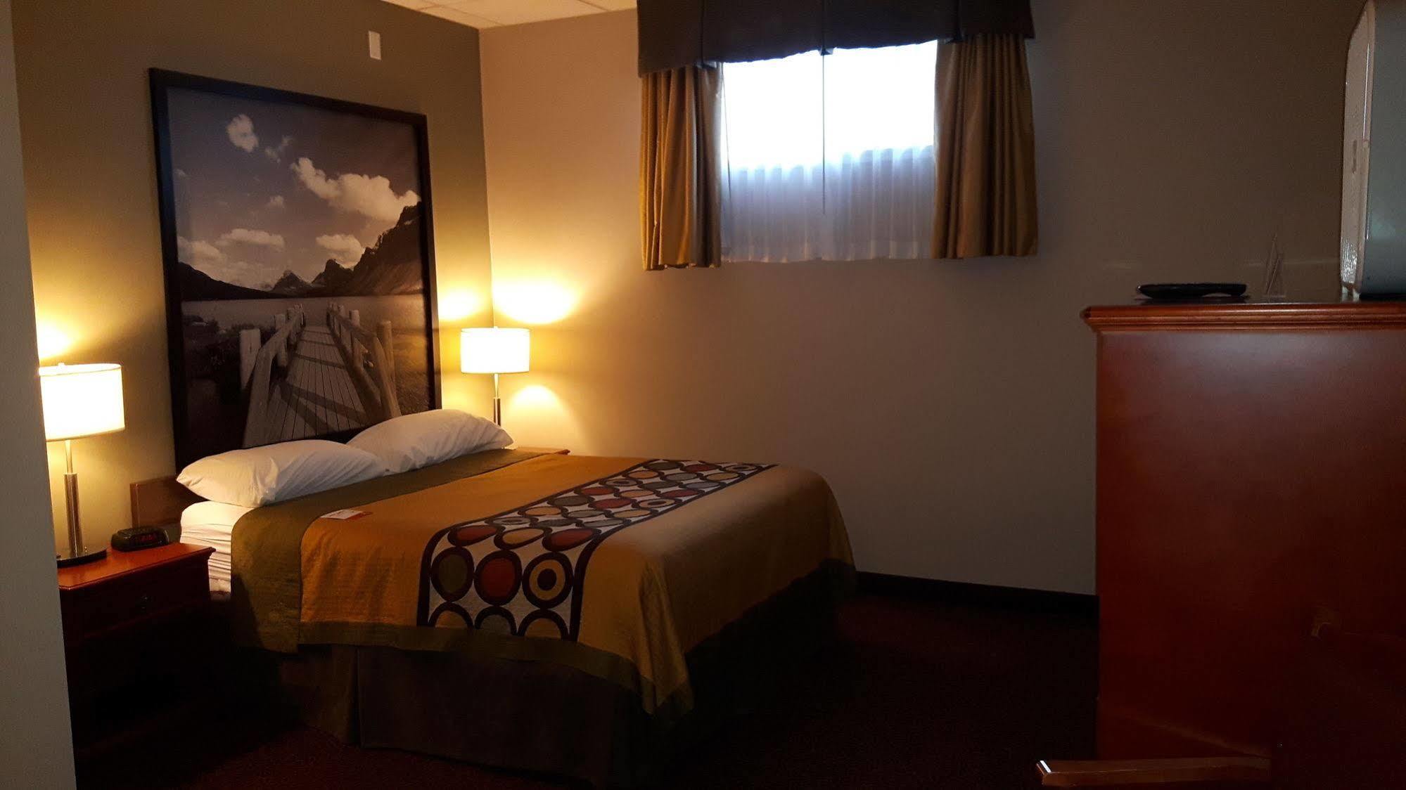 Hotel Super 8 By Wyndham Cochrane Esterno foto